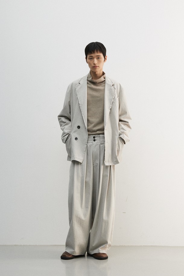 부드러운 면 소재로 제작되어 편안한 착용감을 선사하는 문 자 팬츠입니다. 그레이 컬러에 동양적, 빈티지 무드를 더했으며, 봄, 여름, 가을 3계절 모두 활용 가능한 실용적인 아이템입니다. 벌룬핏과 루즈핏으로 활동성을 높였으며, 크롭 기장으로 트렌디한 스타일을 연출합니다. 피그먼트 염색, 바이오 워싱 가공, 기모 처리, 소뿔 단추, YKK 나일론 양면지퍼, 2차 가먼트 워싱 등 섬세한 디테일로 완성도를 높였습니다. 산책룩, 집콕룩, 캐주얼, 미니멀, 스트리트 스타일을 모두 소화 가능한 만능 팬츠입니다.
