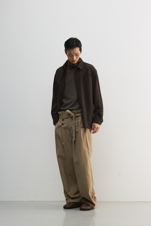 부드러운 면 소재의 슬럽 플리츠 벨티드 팬츠입니다. 빈티지하고 캐주얼한 스타일을 연출하기 좋으며, 봄, 가을에 착용하기 적합합니다. 루즈핏 와이드 레그 디자인으로 편안한 착용감을 선사하며, 벨트가 포함되어 있어 허리 라인을 잡아줍니다. 6개의 단추 디테일과 YKK 스냅 여밈, 가먼트 워싱 처리를 통해 완성도를 높였습니다. 베이지 컬러의 긴바지로, 일상생활에서 폭넓게 활용할 수 있습니다.
