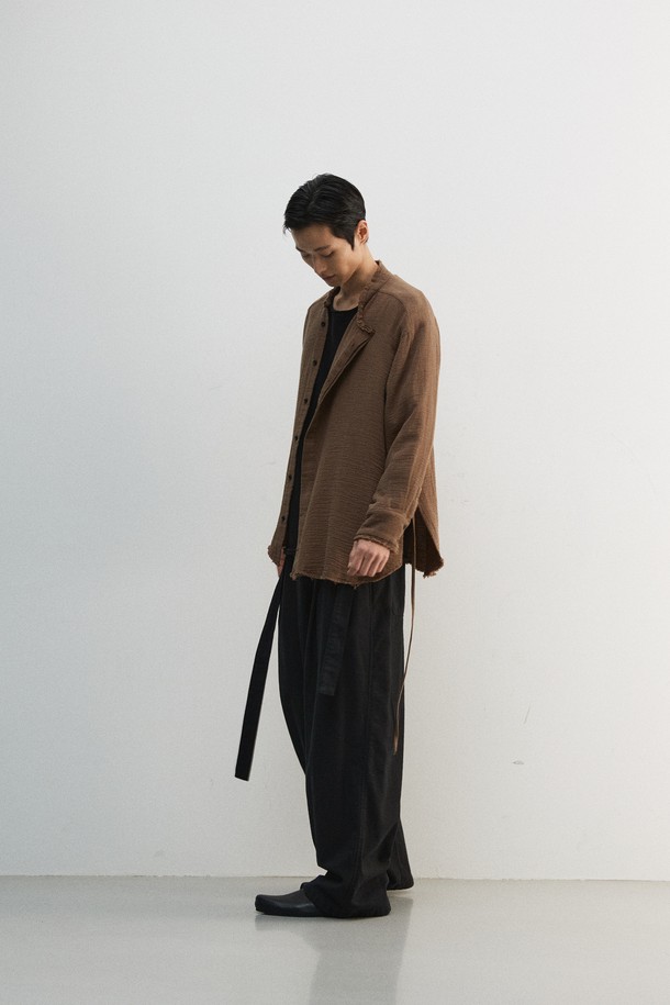 세련된 분위기를 연출하는 남성용 슬럽 플리츠 벨티드 팬츠입니다. 빈티지하면서도 캐주얼한 스타일로, 출근룩이나 비즈니스 캐주얼에 활용하기 좋습니다. 넉넉한 레귤러핏에 면 소재의 부드러운 촉감이 편안한 착용감을 선사합니다. 슬럽 패턴으로 은은한 멋을 더했으며, 6개의 소뿔 단추와 YKK 스냅 여밈, 허리 사이즈 조절 기능으로 실용성을 높였습니다. 가먼트 워싱 처리로 자연스러운 멋을 살린 블랙 컬러의 긴바지입니다.
