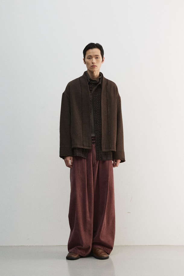 세련된 무드의 카라리스 트위드 가디건입니다. 울과 폴리에스터 혼방 소재로 제작되어 간절기에 포근함을 선사하며, 레귤러핏 디자인으로 편안하게 착용할 수 있습니다. 브라운, 다크브라운 두 가지 색상으로 출시되었으며, 모던하고 미니멀한 스타일을 연출하기 좋습니다. 칼라리스 디자인과 구김이 적은 소재, 기계세탁 가능하여 실용성을 높였습니다. 출근룩과 모임룩, 그리고 클래식, 미니멀, 캐주얼 등 다양한 스타일과 매치하여 멋스러운 룩을 완성해보세요.
