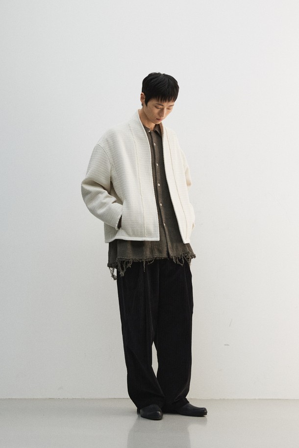 베이지 컬러의 카라리스 트위드 가디건입니다. 울과 폴리에스테르 혼방 소재로 제작되어 포근한 촉감과 두꺼운 두께감을 자랑하며, 간절기에 입기 좋습니다. 뒷목 중심 부분의 각도를 높여 편안함을 더했으며, 구김이 적어 관리가 용이합니다. 오픈형 디자인과 레귤러핏으로 모던하고 미니멀한 스타일을 연출하며, 다양한 이너와 레이어드하여 데이트룩, 모임룩, 클래식, 미니멀, 캐주얼 등 폭넓은 스타일을 소화할 수 있습니다. 기계 세탁이 가능하여 실용적입니다.
