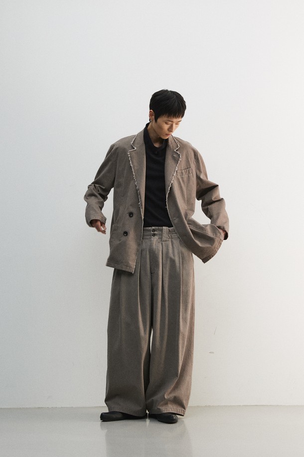 빈티지 컷 오프 블레이저는 남성용으로, 봄, 가을에 어울리는 루즈핏의 크롭 블레이저입니다. 부드러운 면 소재에 도톰한 두께감으로 제작되었으며, 그레이 컬러에 무지 패턴으로 캐주얼하고 클래식한 스타일을 연출합니다. 컷 오프 디테일, 가먼트 워싱, 피그먼트 염색, 스탠드업 칼라 등의 특징을 갖추고 있으며, 싱글 버튼 여밈 방식과 긴 소매 기장으로 디자인되었습니다. 출근룩과 비즈니스 캐주얼에 활용하기 좋으며, 미니멀한 스타일을 선호하는 분들께 추천합니다.
