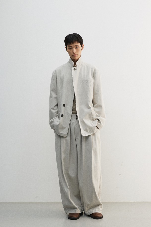 빈티지 컷 오프 블레이저는 남성용 아우터로, 봄, 가을에 착용하기 좋습니다. 베이지와 그레이 두 가지 색상으로 출시되었으며, 컷 오프 디테일과 가먼트 워싱, 피그먼트 염색 기법이 빈티지한 무드를 더합니다. 스탠드업 칼라와 패드리스 디자인으로 편안한 착용감을 선사하며, 루즈핏과 싱글 버튼 여밈으로 캐주얼하고 클래식한 스타일을 연출합니다. 면 소재의 도톰한 두께감과 부드러운 촉감, 긴 소매 기장이 특징이며, 출근룩과 비즈니스 캐주얼에 활용하기 좋습니다.
