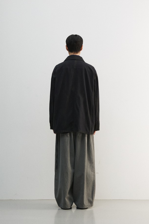 블랙 컬러의 빈티지 워크 재킷입니다. 면 소재에 보통 두께감으로 봄, 가을에 착용하기 좋습니다. 루즈핏으로 편안한 착용감을 선사하며, 넓은 칼라와 아웃포켓, 버튼 여밈 디테일이 특징입니다. 젠더리스 스타일로 남녀 모두 착용 가능하며, 오일 더티 브러쉬 가공과 디스 가공으로 빈티지한 무드를 더했습니다. 출근룩, 모임룩 등 캐주얼, 클래식, 워크웨어 스타일을 즐겨 입는 분들께 추천합니다.
