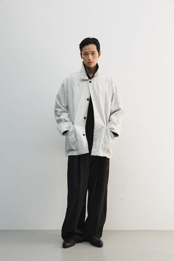 빈티지 워크 재킷은 남녀 모두 착용 가능한 젠더리스 스타일의 아우터입니다. 아이보리, 베이지 두 가지 색상으로 출시되었으며, 봄, 가을에 어울리는 보통 두께감의 면 소재로 제작되었습니다. 레귤러 기장에 루즈핏으로 편안한 착용감을 선사하며, 넓은 칼라와 아웃포켓, 버튼 여밈 디테일이 특징입니다. 오일 더티 브러쉬 가공 및 디스 가공을 더해 빈티지 워크웨어 무드를 강조했으며, 출근룩과 데이트룩 등 다양한 TPO에 활용 가능합니다.
