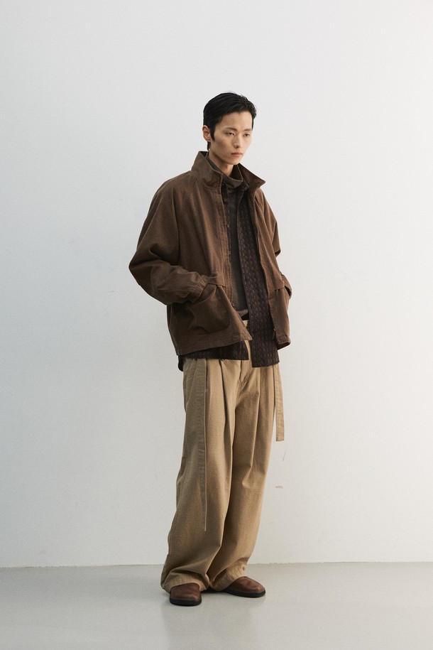 미니멀하고 세련된 남성용 크롭 하이넥 블루종입니다. 부드러운 면 소재로 제작되어 편안한 착용감을 선사하며, 봄, 가을 간절기에 적합합니다. 하이넥 칼라와 YKK 엔틱 골드 지퍼, 리얼 가죽 지퍼 풀러 디테일이 고급스러운 무드를 더합니다. 가먼트 워싱 처리로 자연스러운 멋을 살렸으며, 큐프라, 폴리에스터, 면 혼방 안감으로 활동성을 높였습니다. 데이트룩, 출근룩, 모임룩 등 다양한 TPO에 활용 가능한 레귤러핏 블루종입니다.
