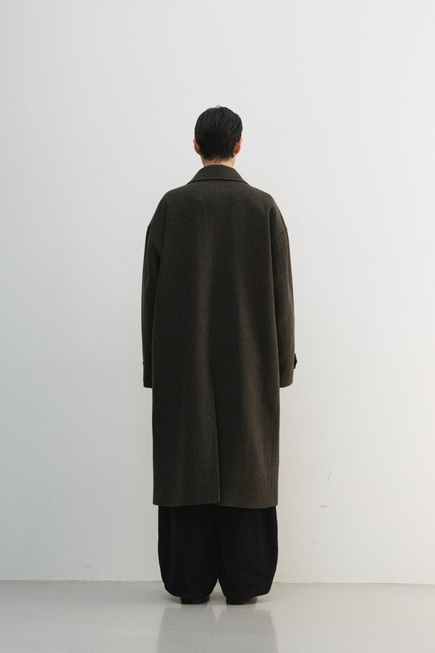 올리브와 오렌지 컬러의 맥시 체크 코트입니다. 울과 폴리에스터 혼방 소재로 제작되어 부드러운 촉감과 두꺼운 두께감을 자랑하며, 가을과 겨울에 따뜻하게 착용할 수 있습니다. 더블 버튼, 오버핏 디자인으로 클래식하면서도 모던한 스타일을 연출하며, 헤링본 체크 패턴이 세련된 느낌을 더합니다. 스탠드업 칼라, 너트 단추, 스웨이드 터치 배색 디테일이 돋보이는 더블 코트로, 출근룩, 모임룩, 데이트룩 등 다양한 TPO에 활용 가능하며, 미니멀, 시크 스타일을 즐기는 남성분들께 추천합니다. 안감은 폴리에스터와 큐프라로 마감되었습니다.
