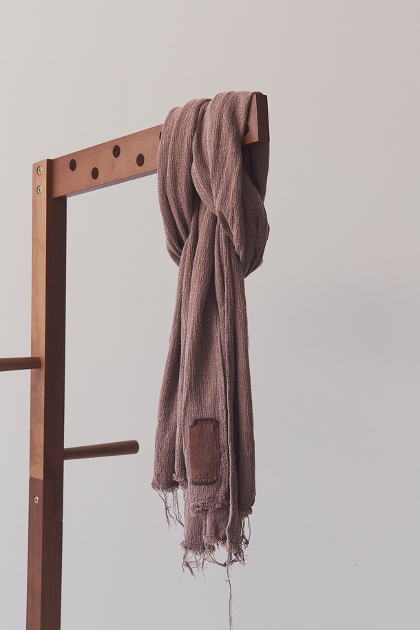부드러운 면과 린넨 혼방 소재로 제작된 소프트 다잉 머플러입니다. 가먼트 피그먼트 다잉 기법으로 은은한 브라운 컬러를 표현했으며, 물결 조직감과 자연스러운 올 풀림 디테일이 특징입니다. 얇은 두께감으로 가을 시즌에 산책룩, 여행룩 등 캐주얼하고 미니멀한 스타일에 매치하기 좋습니다. 베이직한 디자인으로 다양한 룩에 활용 가능한 머플러입니다.

