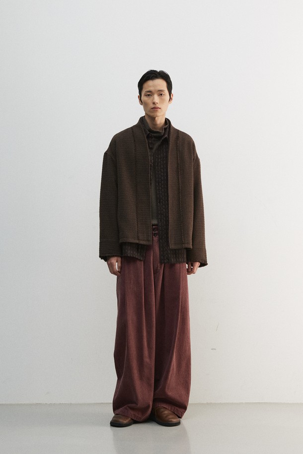 부드러운 면 소재에 톤 다운된 퍼플 컬러가 매력적인 "문 자" 팬츠입니다. 동양적인 무드와 빈티지한 감성을 동시에 느낄 수 있으며, 사계절 내내 활용하기 좋습니다. 벌룬핏 루즈핏 디자인에 크롭 기장으로 트렌디함을 더했고, 피그먼트 염색과 바이오 워싱 가공, 2차 가먼트 워싱을 거쳐 자연스러운 멋을 살렸습니다. 밴딩 이밴드와 소뿔 단추, YKK 나일론 양면지퍼 디테일로 편안함과 퀄리티를 높였으며, 산책룩이나 집콕룩, 캐주얼 및 미니멀 스타일 모두 소화 가능합니다. 도톰한 두께감과 부드러운 촉감으로 편안하게 착용할 수 있습니다.
