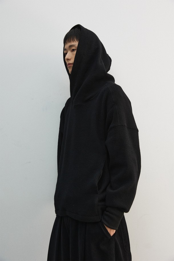 블랙 컬러의 남성용 바라클라바 후디입니다. 가을, 겨울 시즌에 어울리는 두꺼운 두께감의 루즈핏으로, 부드러운 울과 폴리에스터 혼방 소재를 사용하여 편안한 착용감을 선사합니다. 핑거홀 디테일과 립 밴드 없는 소매단, 멜란지 컬러감과 투톤 편직이 특징이며, 가먼트 워싱 처리를 통해 자연스러운 멋을 더했습니다. 미니멀, 스포티, 캐주얼 스타일을 즐기는 출근룩에 활용하기 좋습니다. 신축성이 있어 활동성을 높여줍니다.
