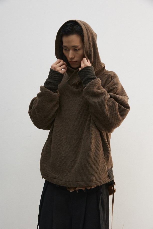 부드러운 울과 폴리에스테르 혼방 소재로 제작된 바라클라바 후디입니다. 멜란지 브라운 컬러와 골지 패턴이 포근하고 따뜻한 느낌을 주며, 가을, 겨울철에 착용하기 좋습니다. 루즈핏으로 편안한 착용감을 선사하며, 핑거홀과 배색 디테일이 돋보입니다. 후드가 있어 보온성을 높였으며, 집콕룩, 산책룩, 여행룩 등 다양한 TPO에 캐주얼, 미니멀, 스포티한 스타일로 활용하기 좋습니다. 두꺼운 두께감으로 추운 날씨에도 든든하게 몸을 감싸줍니다.
