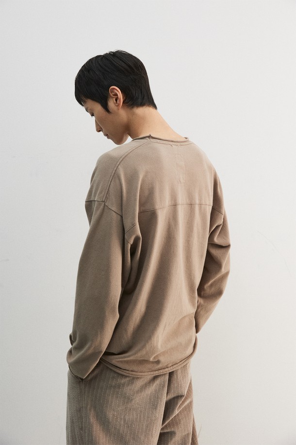 부드러운 벨벳 터치감과 컷오프 디테일이 돋보이는 "벨베티 컷 오프 롱 슬리브"입니다. 면 소재로 제작되어 사계절 내내 편안하게 착용 가능하며, 라운드넥과 레귤러핏으로 미니멀하고 베이직한 스타일을 연출합니다. 가먼트 워싱 처리로 자연스러운 멋을 더했으며, 어깨 제감 바인딩과 체인스티치 마감으로 튼튼하게 제작되었습니다. 출근룩이나 모임룩 등 다양한 TPO에 활용 가능하며, 미니멀, 클래식, 캐주얼 스타일을 즐겨 입는 분들께 추천합니다. 색상은 브라운입니다.
