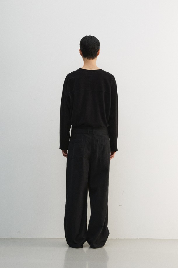 벨베티 컷 오프 롱 슬리브는 부드러운 벨벳 터치감으로 포근한 착용감을 선사합니다. 가먼트 워싱 처리로 자연스러운 멋을 더했으며, 컷오프 디테일과 어깨 제감 바인딩, 체인스티치로 포인트를 주어 미니멀하면서도 개성 있는 스타일을 연출합니다. 사계절 내내 활용 가능한 두꺼운 면 소재의 레귤러핏 티셔츠로, 출근룩이나 모임룩 등 다양한 TPO에 맞춰 클래식하고 캐주얼하게 스타일링할 수 있습니다. 라운드넥 디자인과 무지 패턴의 블랙 컬러는 어떤 코디에도 쉽게 매치되어 활용도가 높습니다.
