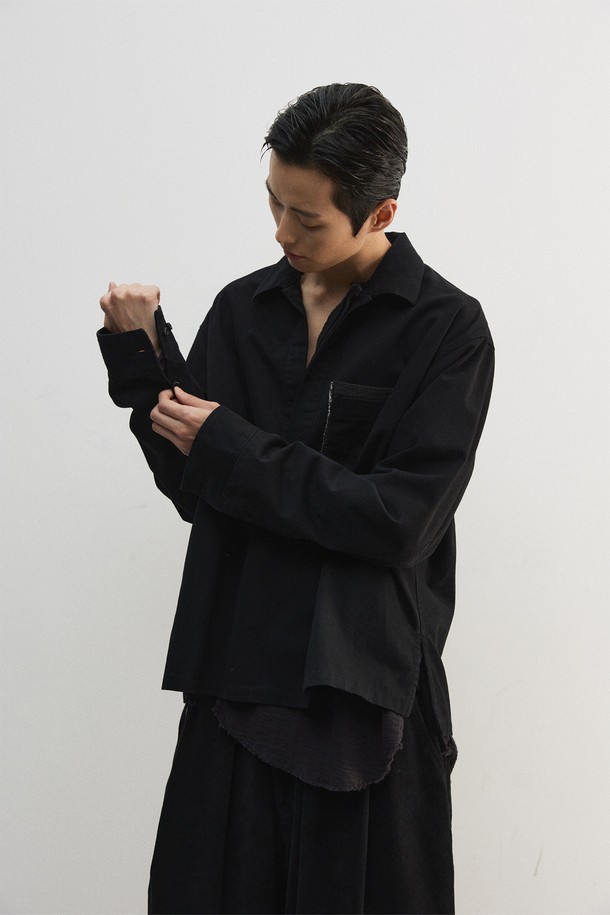 도트 패치 풀오버 셔츠는 튜닉 셔츠를 기반으로 한 젠더리스 디자인의 풀오버 셔츠입니다. 봄, 가을에 어울리는 두꺼운 면 소재로 제작되었으며, 블랙 컬러에 도트 패턴이 특징입니다. 루즈핏으로 편안함을 강조하며, 브이넥 디자인이 시원한 느낌을 줍니다. 피그먼트 염색, 기모 처리, 가먼트 워싱으로 독특한 질감을 살렸으며, 레이어드 스타일링에 용이하여 데이트룩, 모임룩, 캐주얼, 미니멀, 클래식 스타일 연출에 활용하기 좋습니다.
