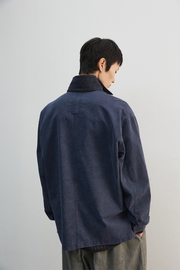 네이비 컬러의 도트 패턴이 돋보이는 젠더리스 풀오버 셔츠입니다. 봄, 가을에 어울리는 두꺼운 면 소재로 제작되어 뻣뻣한 촉감이 특징이며, 튜닉 형태와 크롭 기장으로 레이어드 스타일을 연출하기 좋습니다. 앞 중심 깊게 파인 디자인과 기모 처리, 피그먼트 워싱으로 빈티지한 멋을 더했습니다. 캐주얼, 클래식, 미니멀 스타일을 즐겨 입는 분들께 출근룩으로 추천하는 아이템입니다. 단추 없이 편안하게 착용할 수 있습니다.
