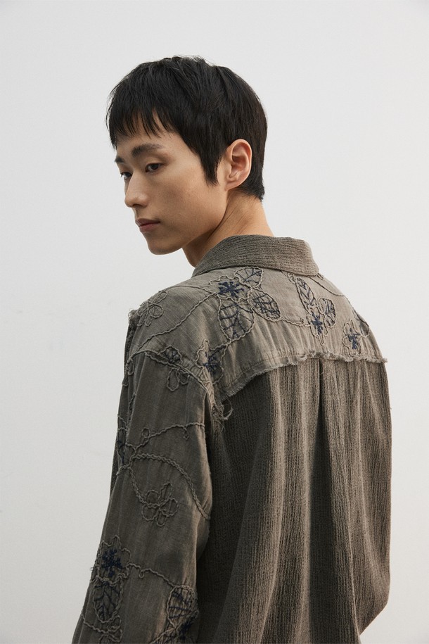 가을, 데이트룩을 위한 빈티지 무드의 다잉 플라워 셔츠입니다. 차이나칼라와 레귤러핏으로 클래식, 캐주얼, 레트로 스타일을 모두 소화합니다. 면 소재에 도톰한 두께감으로 제작되었으며, 가먼트 피그먼트 다잉 처리와 바이오 워싱을 통해 독특한 촉감을 선사합니다. 플라워 패턴과 컷오프, 올풀림 디테일이 돋보이며, 너트 단추를 사용하여 빈티지한 멋을 더했습니다. 긴 소매 기장의 레귤러핏 셔츠로, 어떤 하의와도 멋스럽게 어울립니다.
