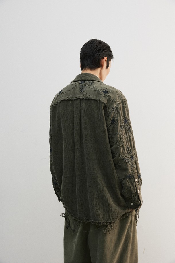 빈티지 무드의 다잉 플라워 셔츠입니다. 오프화이트 컬러 바탕에 플라워 패턴이 돋보이며, 가을에 어울리는 도톰한 두께감으로 제작되었습니다. 가먼트 피그먼트 다잉 처리와 바이오 워싱을 통해 독특한 촉감을 선사하며, 컷오프 및 올풀림 디테일로 유니크한 멋을 더했습니다. 레귤러핏으로 제작되어 편안하며, 너트 단추와 셔츠칼라 디자인으로 클래식하면서도 레트로한 스타일을 연출합니다. 데이트룩, 모임룩, 여행룩 등 다양한 TPO에 활용할 수 있는 캐주얼 셔츠입니다.
