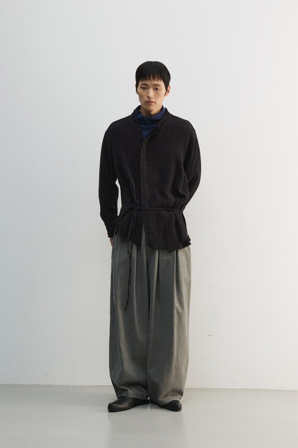 부드러운 면 소재의 거즈 이중직으로 제작되어 편안한 착용감을 선사하는 롱 셔츠입니다. 미니멀한 무드를 연출하며, 봄, 여름, 가을 세 계절 모두 활용 가능합니다. 차이나 칼라와 히든 버튼 여밈, 롱 기장으로 세련된 핏을 완성합니다. 불규칙 컷오프 마감과 레이어드 스타일, 스트링 여밈 디테일이 돋보입니다. 데이트룩, 모임룩 등 다양한 TPO에 미니멀, 클래식, 캐주얼 스타일로 연출하기 좋습니다.
