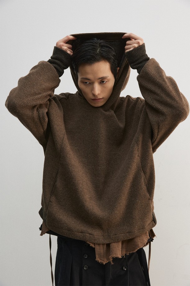 부드러운 면 소재의 거즈 레이어드 롱 셔츠입니다. 브라운 컬러의 셔츠로, 봄, 가을에 착용하기 좋습니다. 얇은 두께감과 레귤러핏으로 편안한 착용감을 선사하며, 베이직하고 캐주얼한 스타일을 연출합니다. 차이나칼라와 긴 소매, 히든버튼 여밈 방식이 특징이며, 이중직 거즈 소재와 불규칙 컷오프 마감, 동양적 여밈 방식, 스트링 디테일로 포인트를 더했습니다. 캐주얼, 미니멀, 클래식 스타일을 즐기는 남성분들께 추천합니다.
