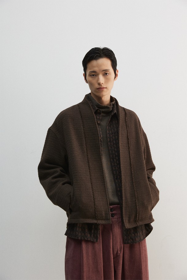 블랙 컬러의 울 자카드 셔츠입니다. 두꺼운 울 소재로 제작되어 겨울철에도 포근하게 착용할 수 있으며, 클래식한 스타일을 연출합니다. 플라워 자카드 패턴이 돋보이며, 차이나칼라와 긴 소매 기장으로 디자인되었습니다. 가먼트 워싱 처리하여 수축률을 안정화했고, 슬릿 체스트 포켓과 볼펜꽂이 기능을 더했습니다. 스탠다드핏 또는 루즈핏으로, 비즈니스 캐주얼 및 모임룩에 적합합니다.
