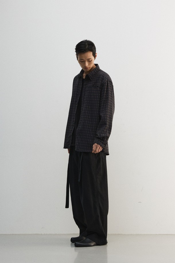 울 자카드 셔츠는 클래식하고 베이직한 스타일을 추구하는 남성들을 위한 겨울철 필수 아이템입니다. 블랙과 차콜 두 가지 색상으로 출시되었으며, 울 100% 소재로 제작되어 포근한 촉감을 선사합니다. 가먼트 워싱 처리를 통해 수축률을 안정화했으며, 슬릿 체스트 포켓과 볼펜꽂이 기능을 더하여 실용성을 높였습니다. 스탠다드핏 또는 루즈핏으로, 비즈니스 캐주얼, 출근룩, 모임룩 등 다양한 TPO에 활용 가능합니다. 자카드 플라워 패턴과 칼라 디자인이 돋보이는 긴 소매 셔츠로, 미니멀하고 시크한 스타일을 완성해보세요.
