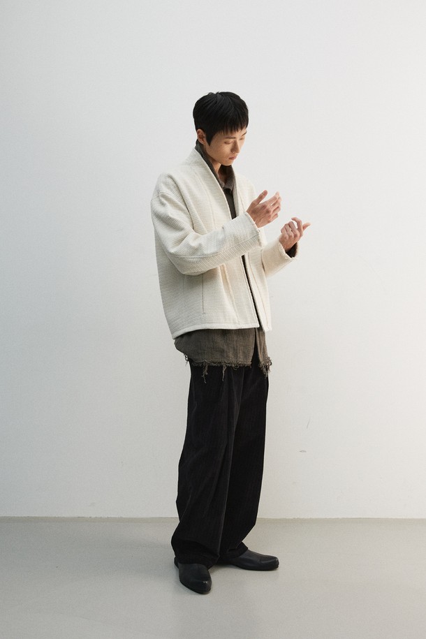 세련된 남성 출근룩을 완성하는 투 턱 코듀로이 팬츠입니다. 부드러운 코듀로이, 면, 폴리우레탄 혼방 소재로 제작되어 가을과 겨울, 따뜻하고 편안한 착용감을 선사합니다. 클래식하고 캐주얼한 무드를 넘나드는 벌룬핏과 무지 디자인은 미니멀한 스타일을 연출하며, 투 턱 디테일이 은은한 포인트를 더합니다. YKK 금속 지퍼, 소뿔 단추, 후면 비대칭 포켓, 가먼트 워싱 처리 등 섬세한 마감으로 완성도를 높였습니다. 블랙 컬러의 루즈핏 긴바지로, 어떤 상의와도 매치하기 용이합니다.
