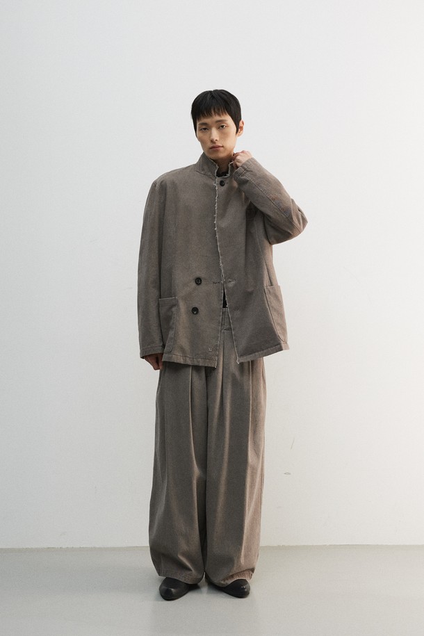 부드러운 면 소재에 도톰한 두께감으로 제작된 남성용 "문 자" 팬츠입니다. 그레이 컬러의 무지 디자인으로 미니멀하고 모던한 스타일을 연출하며, 편안한 루즈핏과 와이드, 벌룬핏의 조화로 트렌디함을 더했습니다. 피그먼트 염색, 바이오 워싱 가공, 2차 가먼트 워싱을 거쳐 빈티지한 매력을 살렸으며, 부드러운 촉감으로 편안한 착용감을 선사합니다. 소뿔 단추와 YKK 나일론 지퍼, 크롭 기장으로 디테일을 더해 산책룩, 집콕룩, 캐주얼, 클래식 등 다채로운 스타일링을 완성할 수 있습니다.
