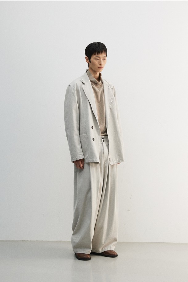 부드러운 면 소재로 제작되어 편안한 착용감을 선사하는 문 자 팬츠입니다. 그레이 컬러에 동양적, 빈티지 무드를 더했으며, 봄, 여름, 가을 3계절 모두 활용 가능한 실용적인 아이템입니다. 벌룬핏과 루즈핏으로 활동성을 높였으며, 크롭 기장으로 트렌디한 스타일을 연출합니다. 피그먼트 염색, 바이오 워싱 가공, 기모 처리, 소뿔 단추, YKK 나일론 양면지퍼, 2차 가먼트 워싱 등 섬세한 디테일로 완성도를 높였습니다. 산책룩, 집콕룩, 캐주얼, 미니멀, 스트리트 스타일을 모두 소화 가능한 만능 팬츠입니다.
