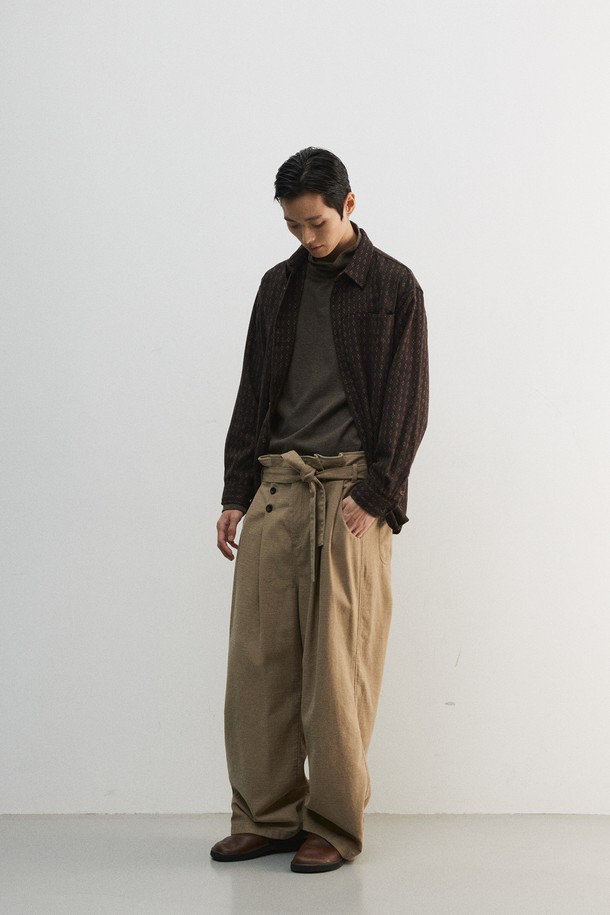 부드러운 면 소재의 슬럽 플리츠 벨티드 팬츠입니다. 빈티지하고 캐주얼한 스타일을 연출하기 좋으며, 봄, 가을에 착용하기 적합합니다. 루즈핏 와이드 레그 디자인으로 편안한 착용감을 선사하며, 벨트가 포함되어 있어 허리 라인을 잡아줍니다. 6개의 단추 디테일과 YKK 스냅 여밈, 가먼트 워싱 처리를 통해 완성도를 높였습니다. 베이지 컬러의 긴바지로, 일상생활에서 폭넓게 활용할 수 있습니다.
