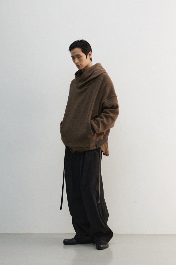 세련된 분위기를 연출하는 남성용 슬럽 플리츠 벨티드 팬츠입니다. 빈티지하면서도 캐주얼한 스타일로, 출근룩이나 비즈니스 캐주얼에 활용하기 좋습니다. 넉넉한 레귤러핏에 면 소재의 부드러운 촉감이 편안한 착용감을 선사합니다. 슬럽 패턴으로 은은한 멋을 더했으며, 6개의 소뿔 단추와 YKK 스냅 여밈, 허리 사이즈 조절 기능으로 실용성을 높였습니다. 가먼트 워싱 처리로 자연스러운 멋을 살린 블랙 컬러의 긴바지입니다.
