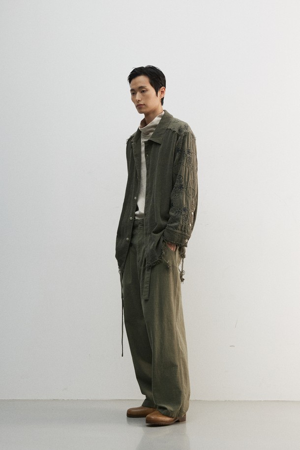 **슬럽 플리츠 벨티드 팬츠**는 봄, 여름, 가을 시즌에 착용하기 좋은 남성용 바지입니다. 카키와 올리브 두 가지 색상으로 출시되었으며, 슬럽 패턴의 면 소재로 제작되어 부드러운 촉감을 자랑합니다. 얇은 두께감과 루즈핏 와이드 스타일로 편안한 착용감을 선사하며, 6개의 소뿔 단추와 YKK 스냅 여밈, 가먼트 워싱 처리를 통해 빈티지하면서도 캐주얼한 무드를 연출합니다. 허리 사이즈 조절이 가능한 벨트형 밴딩 디자인으로, 일상복으로 활용하기 좋습니다.
