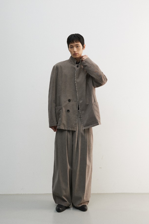 빈티지 컷 오프 블레이저는 남성용으로, 봄, 가을에 어울리는 루즈핏의 크롭 블레이저입니다. 부드러운 면 소재에 도톰한 두께감으로 제작되었으며, 그레이 컬러에 무지 패턴으로 캐주얼하고 클래식한 스타일을 연출합니다. 컷 오프 디테일, 가먼트 워싱, 피그먼트 염색, 스탠드업 칼라 등의 특징을 갖추고 있으며, 싱글 버튼 여밈 방식과 긴 소매 기장으로 디자인되었습니다. 출근룩과 비즈니스 캐주얼에 활용하기 좋으며, 미니멀한 스타일을 선호하는 분들께 추천합니다.
