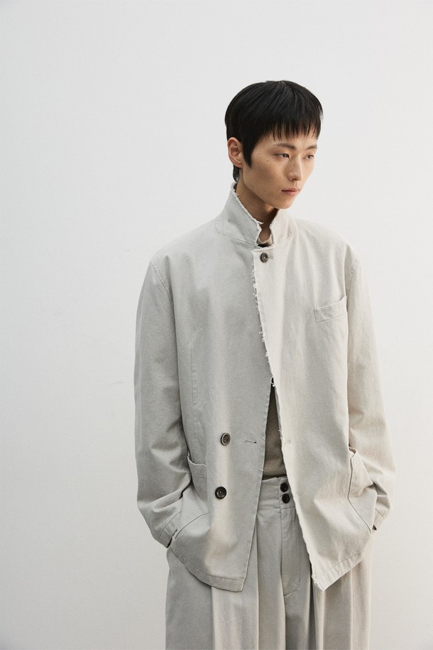 빈티지 컷 오프 블레이저는 남성용 아우터로, 봄, 가을에 착용하기 좋습니다. 베이지와 그레이 두 가지 색상으로 출시되었으며, 컷 오프 디테일과 가먼트 워싱, 피그먼트 염색 기법이 빈티지한 무드를 더합니다. 스탠드업 칼라와 패드리스 디자인으로 편안한 착용감을 선사하며, 루즈핏과 싱글 버튼 여밈으로 캐주얼하고 클래식한 스타일을 연출합니다. 면 소재의 도톰한 두께감과 부드러운 촉감, 긴 소매 기장이 특징이며, 출근룩과 비즈니스 캐주얼에 활용하기 좋습니다.

