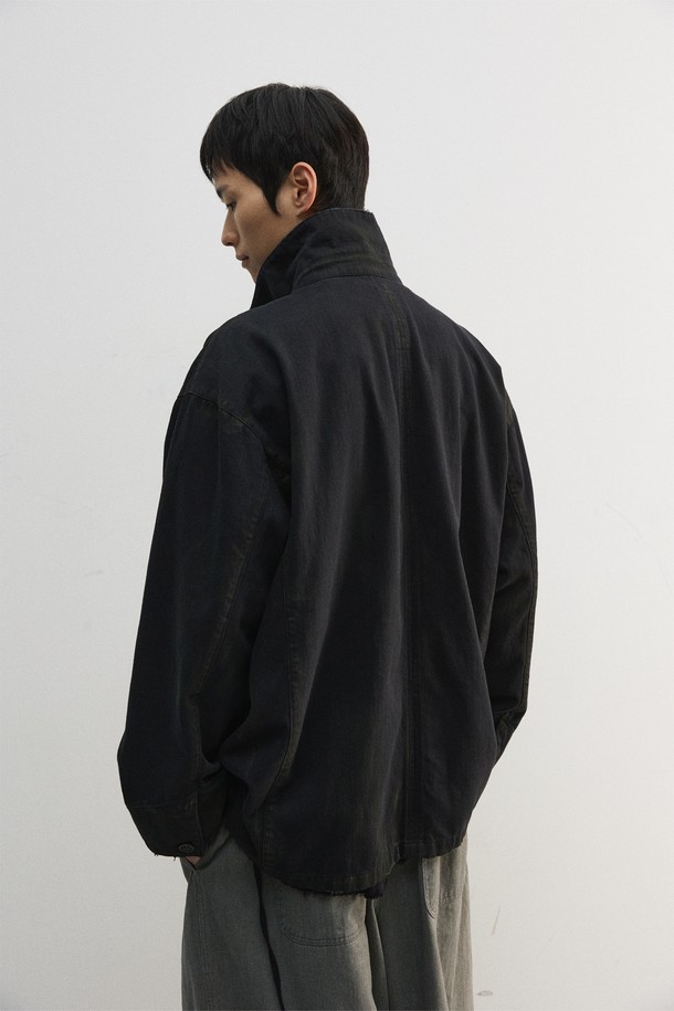 블랙 컬러의 빈티지 워크 재킷입니다. 면 소재에 보통 두께감으로 봄, 가을에 착용하기 좋습니다. 루즈핏으로 편안한 착용감을 선사하며, 넓은 칼라와 아웃포켓, 버튼 여밈 디테일이 특징입니다. 젠더리스 스타일로 남녀 모두 착용 가능하며, 오일 더티 브러쉬 가공과 디스 가공으로 빈티지한 무드를 더했습니다. 출근룩, 모임룩 등 캐주얼, 클래식, 워크웨어 스타일을 즐겨 입는 분들께 추천합니다.
