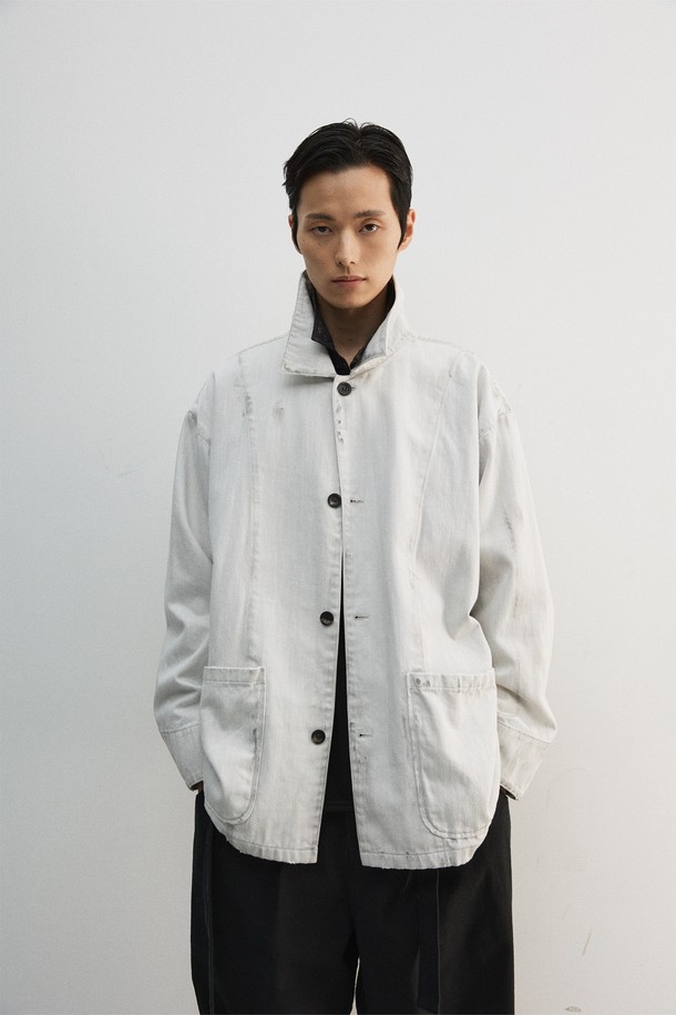 빈티지 워크 재킷은 남녀 모두 착용 가능한 젠더리스 스타일의 아우터입니다. 아이보리, 베이지 두 가지 색상으로 출시되었으며, 봄, 가을에 어울리는 보통 두께감의 면 소재로 제작되었습니다. 레귤러 기장에 루즈핏으로 편안한 착용감을 선사하며, 넓은 칼라와 아웃포켓, 버튼 여밈 디테일이 특징입니다. 오일 더티 브러쉬 가공 및 디스 가공을 더해 빈티지 워크웨어 무드를 강조했으며, 출근룩과 데이트룩 등 다양한 TPO에 활용 가능합니다.
