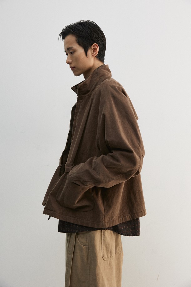 미니멀하고 세련된 남성용 크롭 하이넥 블루종입니다. 부드러운 면 소재로 제작되어 편안한 착용감을 선사하며, 봄, 가을 간절기에 적합합니다. 하이넥 칼라와 YKK 엔틱 골드 지퍼, 리얼 가죽 지퍼 풀러 디테일이 고급스러운 무드를 더합니다. 가먼트 워싱 처리로 자연스러운 멋을 살렸으며, 큐프라, 폴리에스터, 면 혼방 안감으로 활동성을 높였습니다. 데이트룩, 출근룩, 모임룩 등 다양한 TPO에 활용 가능한 레귤러핏 블루종입니다.
