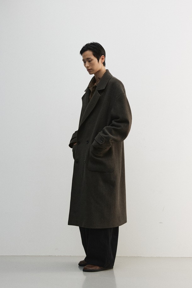 올리브와 오렌지 컬러의 맥시 체크 코트입니다. 울과 폴리에스터 혼방 소재로 제작되어 부드러운 촉감과 두꺼운 두께감을 자랑하며, 가을과 겨울에 따뜻하게 착용할 수 있습니다. 더블 버튼, 오버핏 디자인으로 클래식하면서도 모던한 스타일을 연출하며, 헤링본 체크 패턴이 세련된 느낌을 더합니다. 스탠드업 칼라, 너트 단추, 스웨이드 터치 배색 디테일이 돋보이는 더블 코트로, 출근룩, 모임룩, 데이트룩 등 다양한 TPO에 활용 가능하며, 미니멀, 시크 스타일을 즐기는 남성분들께 추천합니다. 안감은 폴리에스터와 큐프라로 마감되었습니다.
