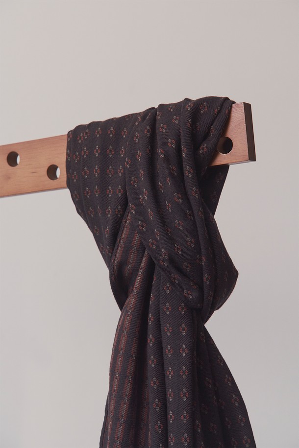 부드럽고 포근한 촉감이 특징인 울 자카드 머플러입니다. 다크 브라운 컬러에 플라워 자카드 패턴이 더해져 클래식하고 미니멀한, 그리고 캐주얼한 스타일을 연출합니다. 가을과 겨울철, 데일리 출근룩에 매치하기 좋으며, 적당한 두께감으로 보온성을 높였습니다. 양면 사용이 가능하며 가먼트 워싱 처리로 세탁 및 관리가 용이합니다.
