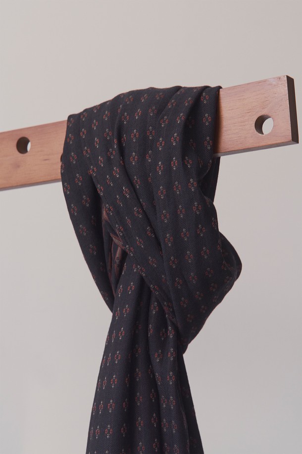 블랙 컬러의 울 자카드 머플러입니다. 포근하고 부드러운 촉감의 울 소재로 제작되어 가을, 겨울철 보온성을 책임집니다. 플라워 자카드 패턴으로 클래식하고 베이직한 스타일을 연출하며, 출근룩과 모임룩에 모두 잘 어울립니다. 양면 사용이 가능하며, 가먼트 워싱 처리로 세탁 관리가 용이합니다. 미니멀, 캐주얼 스타일에도 포인트 아이템으로 활용하기 좋습니다.
