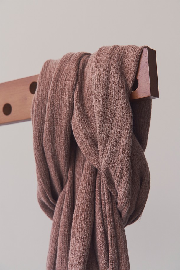 부드러운 면과 린넨 혼방 소재로 제작된 소프트 다잉 머플러입니다. 가먼트 피그먼트 다잉 기법으로 은은한 브라운 컬러를 표현했으며, 물결 조직감과 자연스러운 올 풀림 디테일이 특징입니다. 얇은 두께감으로 가을 시즌에 산책룩, 여행룩 등 캐주얼하고 미니멀한 스타일에 매치하기 좋습니다. 베이직한 디자인으로 다양한 룩에 활용 가능한 머플러입니다.
