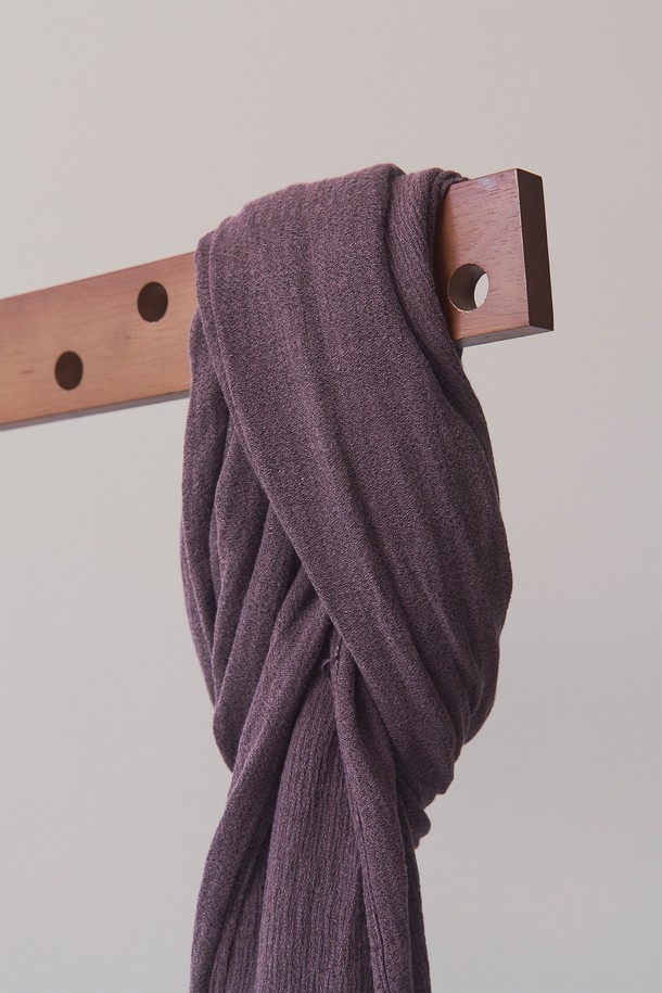 가을 분위기를 담은 소프트 다잉 머플러입니다. 면과 린넨 혼방 소재로 제작되어 부드러운 촉감과 가벼운 착용감을 선사하며, 가먼트 피그먼트 다잉 기법으로 은은하고 자연스러운 가을빛 컬러를 표현했습니다. 얇은 두께감과 물결 조직감, 컷오프 디자인이 어우러져 내추럴하면서도 캐주얼한 스타일을 연출하며, 산책룩, 여행룩 등 다양한 TPO에 활용하기 좋습니다. 자연스러운 올 풀림 효과로 빈티지한 멋을 더해 미니멀, 클래식 스타일에도 잘 어울립니다.
