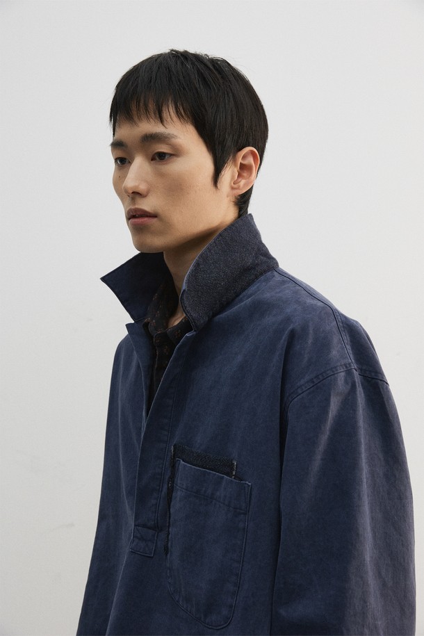 네이비 컬러의 도트 패턴이 돋보이는 젠더리스 풀오버 셔츠입니다. 봄, 가을에 어울리는 두꺼운 면 소재로 제작되어 뻣뻣한 촉감이 특징이며, 튜닉 형태와 크롭 기장으로 레이어드 스타일을 연출하기 좋습니다. 앞 중심 깊게 파인 디자인과 기모 처리, 피그먼트 워싱으로 빈티지한 멋을 더했습니다. 캐주얼, 클래식, 미니멀 스타일을 즐겨 입는 분들께 출근룩으로 추천하는 아이템입니다. 단추 없이 편안하게 착용할 수 있습니다.
