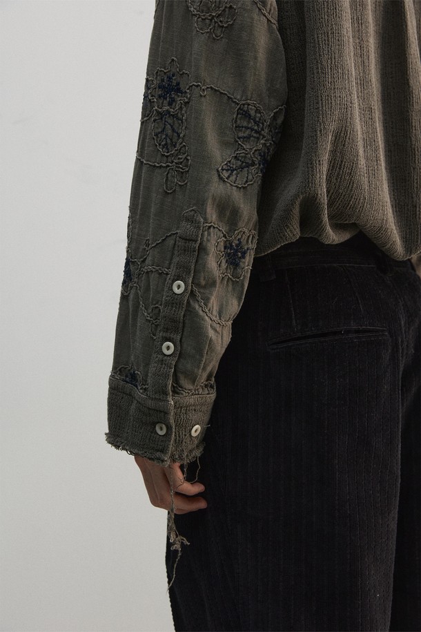 가을, 데이트룩을 위한 빈티지 무드의 다잉 플라워 셔츠입니다. 차이나칼라와 레귤러핏으로 클래식, 캐주얼, 레트로 스타일을 모두 소화합니다. 면 소재에 도톰한 두께감으로 제작되었으며, 가먼트 피그먼트 다잉 처리와 바이오 워싱을 통해 독특한 촉감을 선사합니다. 플라워 패턴과 컷오프, 올풀림 디테일이 돋보이며, 너트 단추를 사용하여 빈티지한 멋을 더했습니다. 긴 소매 기장의 레귤러핏 셔츠로, 어떤 하의와도 멋스럽게 어울립니다.
