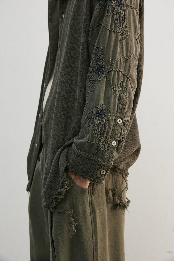 빈티지 무드의 다잉 플라워 셔츠입니다. 오프화이트 컬러 바탕에 플라워 패턴이 돋보이며, 가을에 어울리는 도톰한 두께감으로 제작되었습니다. 가먼트 피그먼트 다잉 처리와 바이오 워싱을 통해 독특한 촉감을 선사하며, 컷오프 및 올풀림 디테일로 유니크한 멋을 더했습니다. 레귤러핏으로 제작되어 편안하며, 너트 단추와 셔츠칼라 디자인으로 클래식하면서도 레트로한 스타일을 연출합니다. 데이트룩, 모임룩, 여행룩 등 다양한 TPO에 활용할 수 있는 캐주얼 셔츠입니다.
