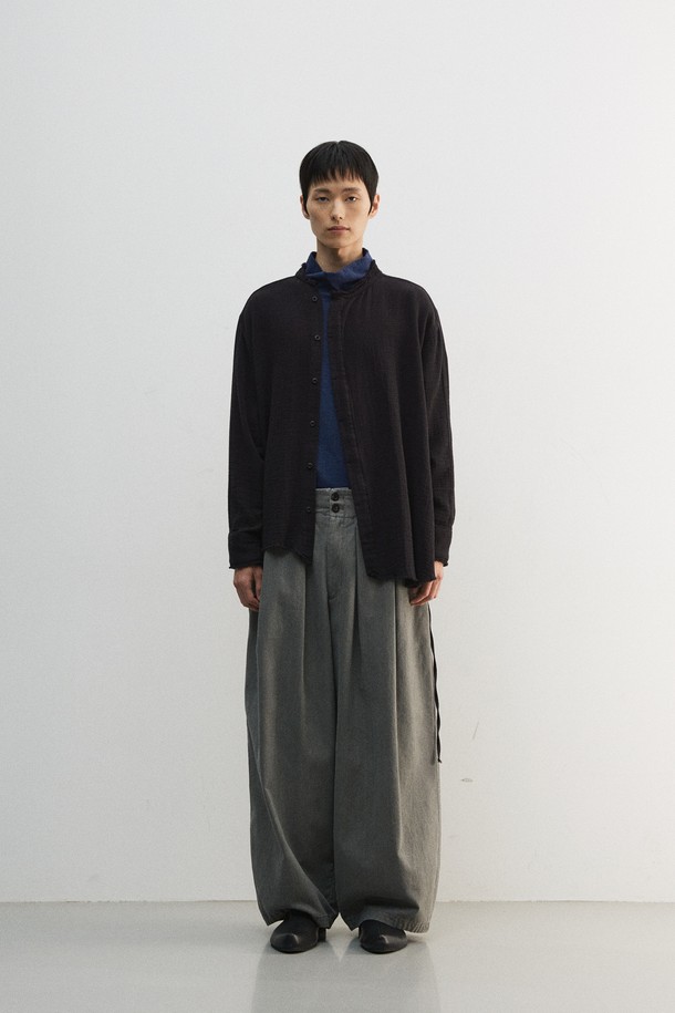 부드러운 면 소재의 거즈 이중직으로 제작되어 편안한 착용감을 선사하는 롱 셔츠입니다. 미니멀한 무드를 연출하며, 봄, 여름, 가을 세 계절 모두 활용 가능합니다. 차이나 칼라와 히든 버튼 여밈, 롱 기장으로 세련된 핏을 완성합니다. 불규칙 컷오프 마감과 레이어드 스타일, 스트링 여밈 디테일이 돋보입니다. 데이트룩, 모임룩 등 다양한 TPO에 미니멀, 클래식, 캐주얼 스타일로 연출하기 좋습니다.
