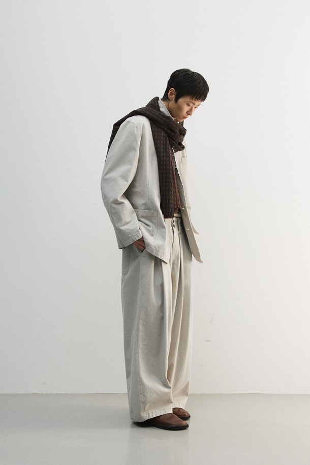 부드러운 면 소재로 제작되어 편안한 착용감을 선사하는 문 자 팬츠입니다. 그레이 컬러에 동양적, 빈티지 무드를 더했으며, 봄, 여름, 가을 3계절 모두 활용 가능한 실용적인 아이템입니다. 벌룬핏과 루즈핏으로 활동성을 높였으며, 크롭 기장으로 트렌디한 스타일을 연출합니다. 피그먼트 염색, 바이오 워싱 가공, 기모 처리, 소뿔 단추, YKK 나일론 양면지퍼, 2차 가먼트 워싱 등 섬세한 디테일로 완성도를 높였습니다. 산책룩, 집콕룩, 캐주얼, 미니멀, 스트리트 스타일을 모두 소화 가능한 만능 팬츠입니다.
