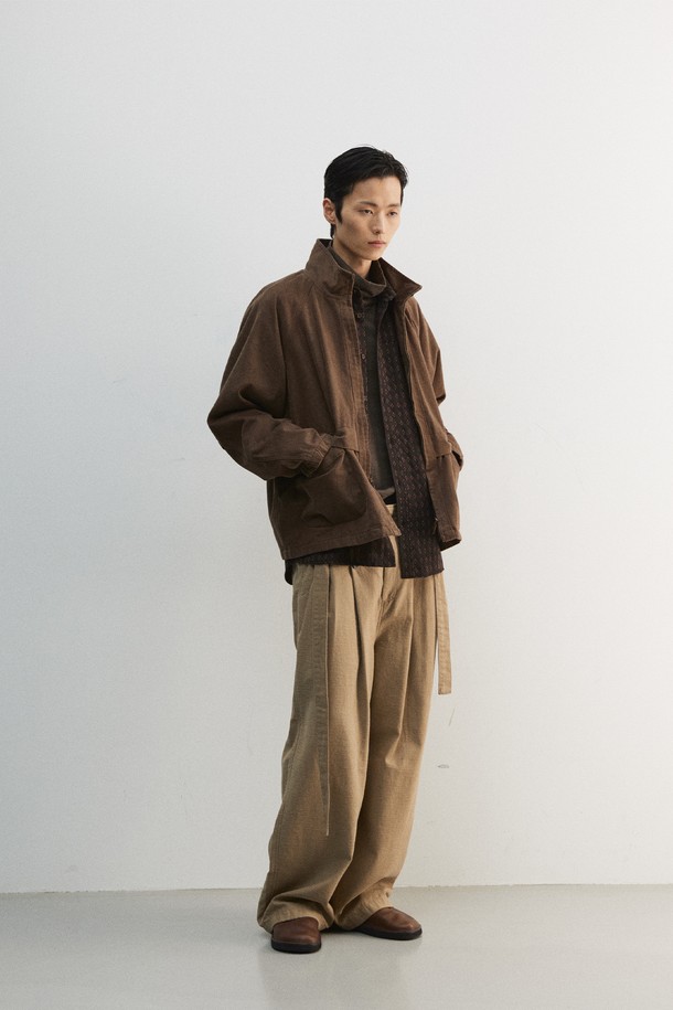 부드러운 면 소재의 슬럽 플리츠 벨티드 팬츠입니다. 빈티지하고 캐주얼한 스타일을 연출하기 좋으며, 봄, 가을에 착용하기 적합합니다. 루즈핏 와이드 레그 디자인으로 편안한 착용감을 선사하며, 벨트가 포함되어 있어 허리 라인을 잡아줍니다. 6개의 단추 디테일과 YKK 스냅 여밈, 가먼트 워싱 처리를 통해 완성도를 높였습니다. 베이지 컬러의 긴바지로, 일상생활에서 폭넓게 활용할 수 있습니다.
