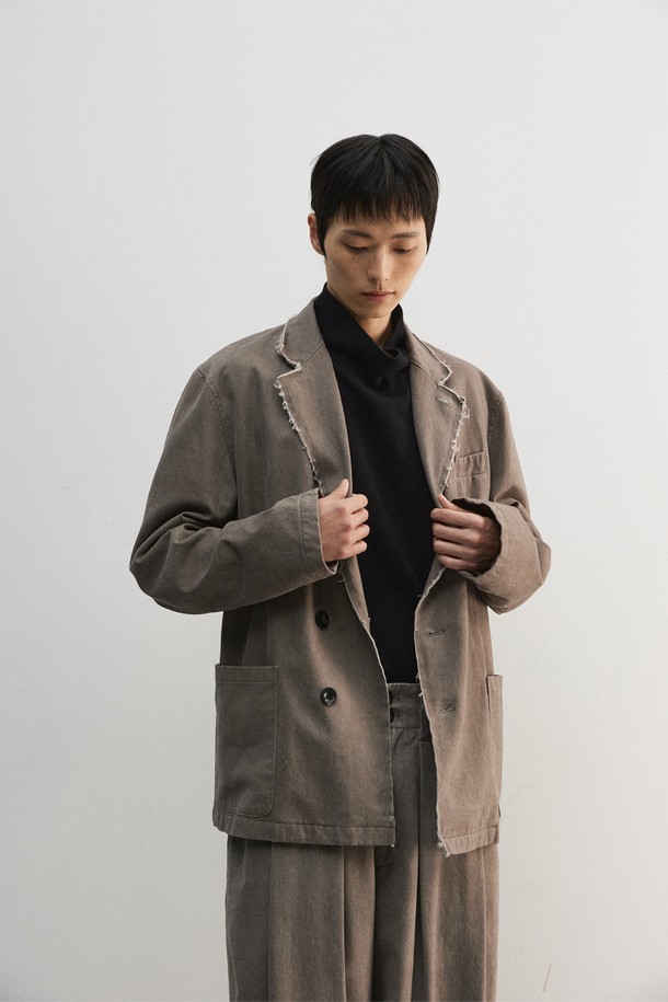 빈티지 컷 오프 블레이저는 남성용으로, 봄, 가을에 어울리는 루즈핏의 크롭 블레이저입니다. 부드러운 면 소재에 도톰한 두께감으로 제작되었으며, 그레이 컬러에 무지 패턴으로 캐주얼하고 클래식한 스타일을 연출합니다. 컷 오프 디테일, 가먼트 워싱, 피그먼트 염색, 스탠드업 칼라 등의 특징을 갖추고 있으며, 싱글 버튼 여밈 방식과 긴 소매 기장으로 디자인되었습니다. 출근룩과 비즈니스 캐주얼에 활용하기 좋으며, 미니멀한 스타일을 선호하는 분들께 추천합니다.
