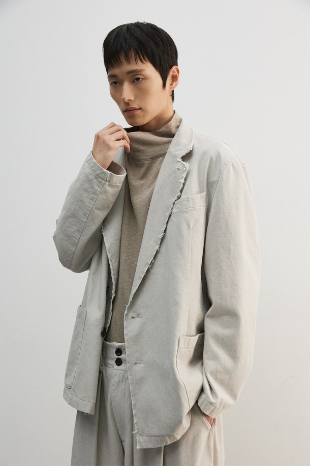 빈티지 컷 오프 블레이저는 남성용 아우터로, 봄, 가을에 착용하기 좋습니다. 베이지와 그레이 두 가지 색상으로 출시되었으며, 컷 오프 디테일과 가먼트 워싱, 피그먼트 염색 기법이 빈티지한 무드를 더합니다. 스탠드업 칼라와 패드리스 디자인으로 편안한 착용감을 선사하며, 루즈핏과 싱글 버튼 여밈으로 캐주얼하고 클래식한 스타일을 연출합니다. 면 소재의 도톰한 두께감과 부드러운 촉감, 긴 소매 기장이 특징이며, 출근룩과 비즈니스 캐주얼에 활용하기 좋습니다.
