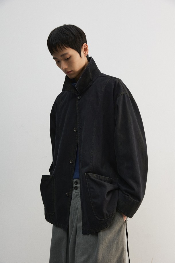 블랙 컬러의 빈티지 워크 재킷입니다. 면 소재에 보통 두께감으로 봄, 가을에 착용하기 좋습니다. 루즈핏으로 편안한 착용감을 선사하며, 넓은 칼라와 아웃포켓, 버튼 여밈 디테일이 특징입니다. 젠더리스 스타일로 남녀 모두 착용 가능하며, 오일 더티 브러쉬 가공과 디스 가공으로 빈티지한 무드를 더했습니다. 출근룩, 모임룩 등 캐주얼, 클래식, 워크웨어 스타일을 즐겨 입는 분들께 추천합니다.
